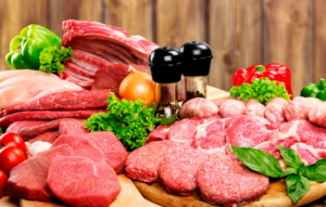 Variedad de cortes de carne en Mendoza de primera calidad en mostrador de La Pradera Carnes