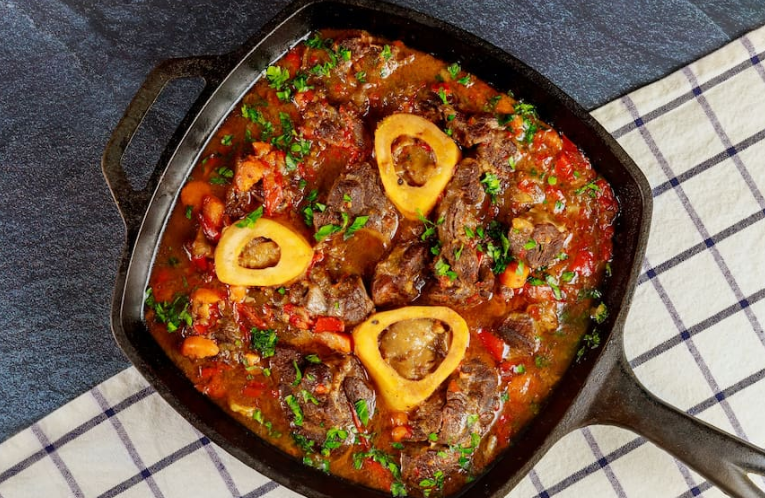 Selección de cortes de carne para guiso: falda, ossobuco y tapa de asado envasados al vacío