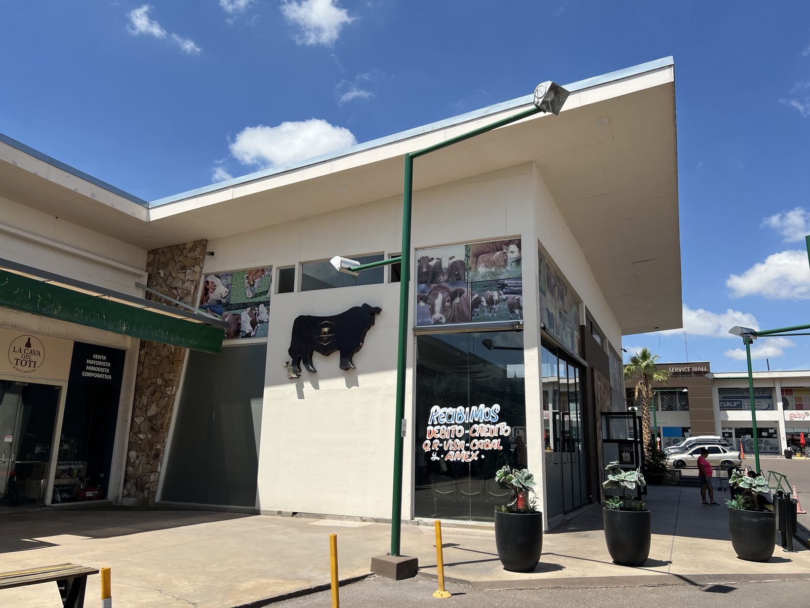 Fachada de La Pradera Carnes en Rodríguez Peña, Godoy Cruz, Mendoza